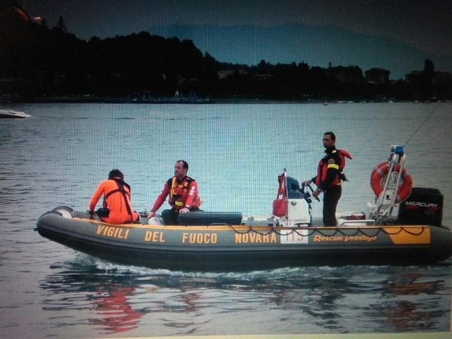 Barca a vela si incaglia: intervengono i pompieri