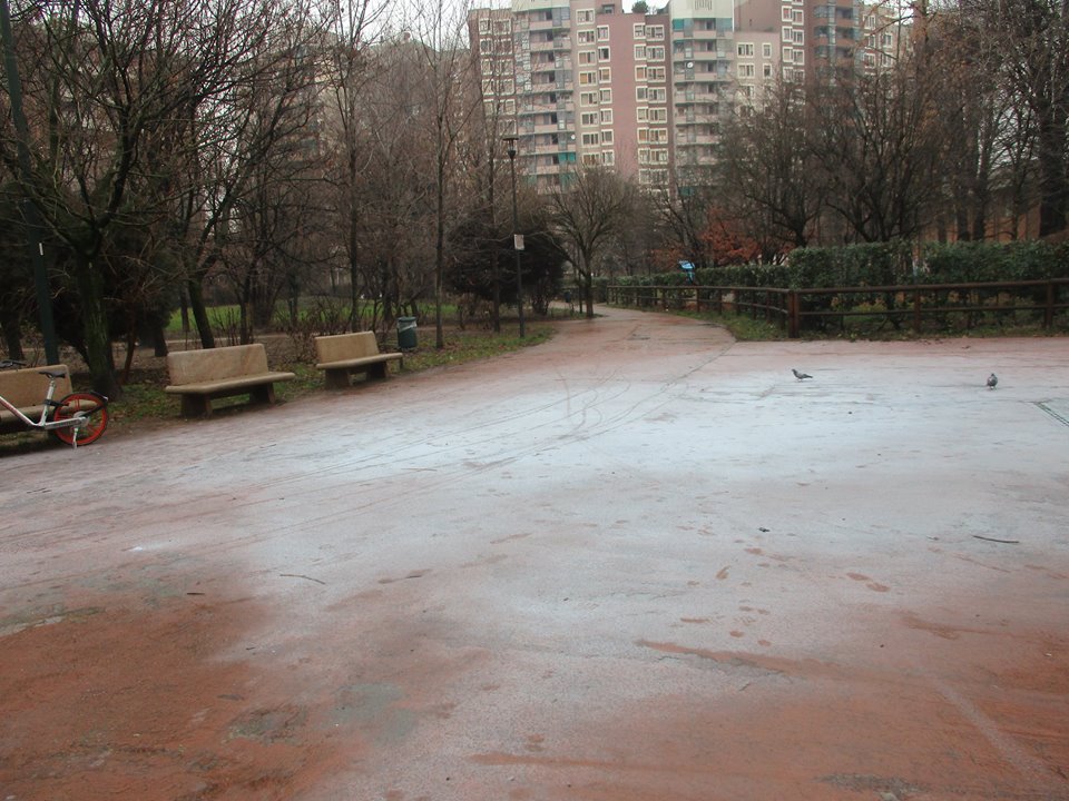 Vandali svuotano estintori nel parchetto: tutto “innevato”