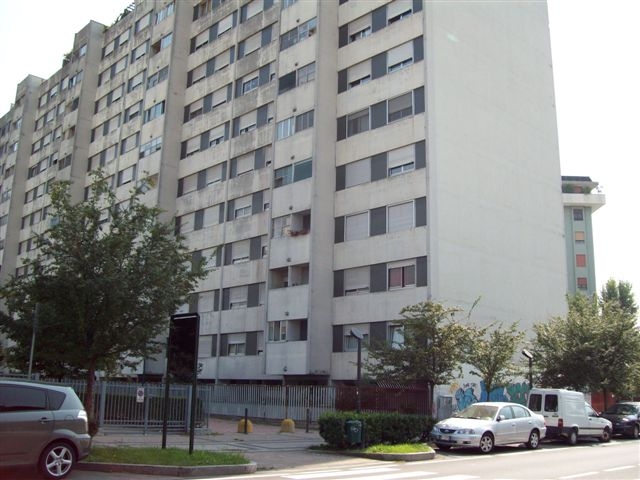 Occupa abusivamente una casa poi la affitta a 550 euro al mese
