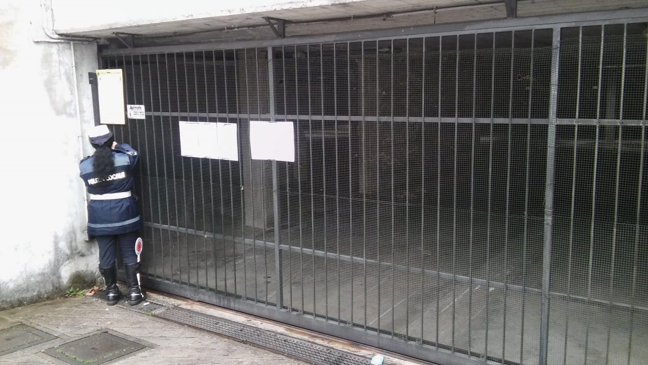 Trezzo, la Locale mette i sigilli al seminterrato delle case comunali di via Adda Foto