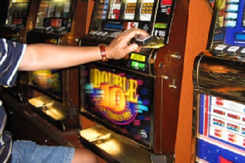 Si gioca la pensione di invalidità alle slot e distrugge tre vetrine