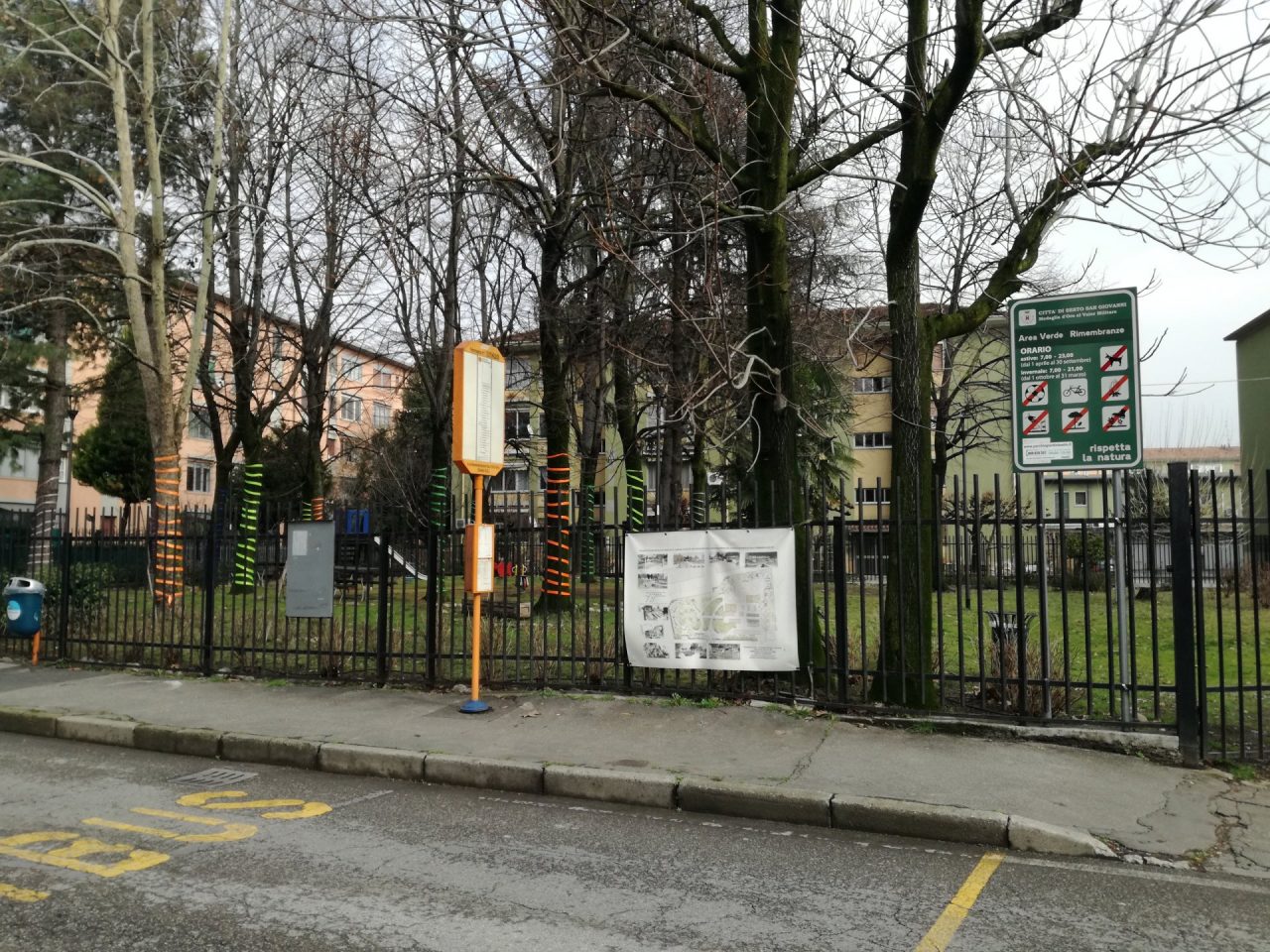 “Troppi escrementi di cani, non puliamo più i giardinetti”