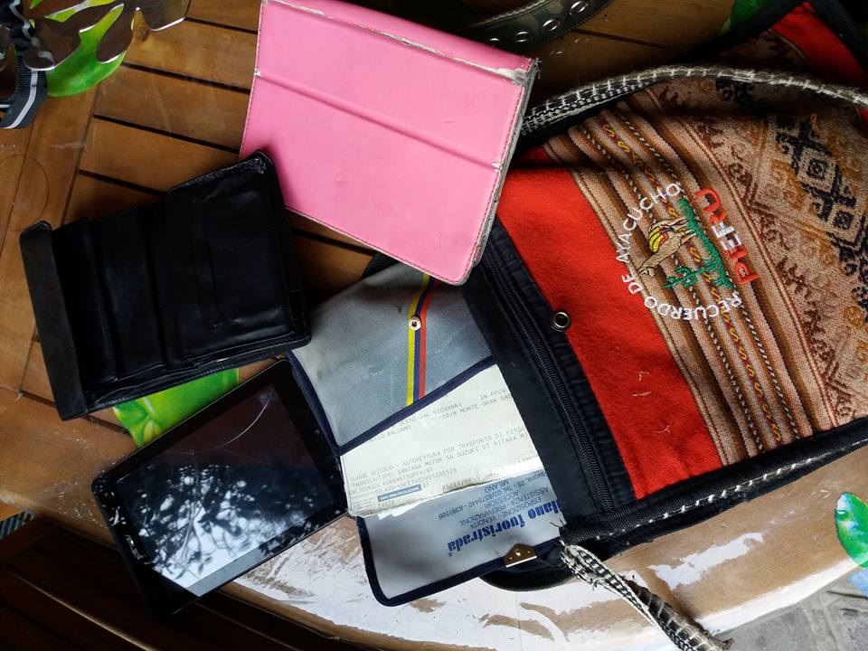 Cittadino onesto trova borsa e la restituisce