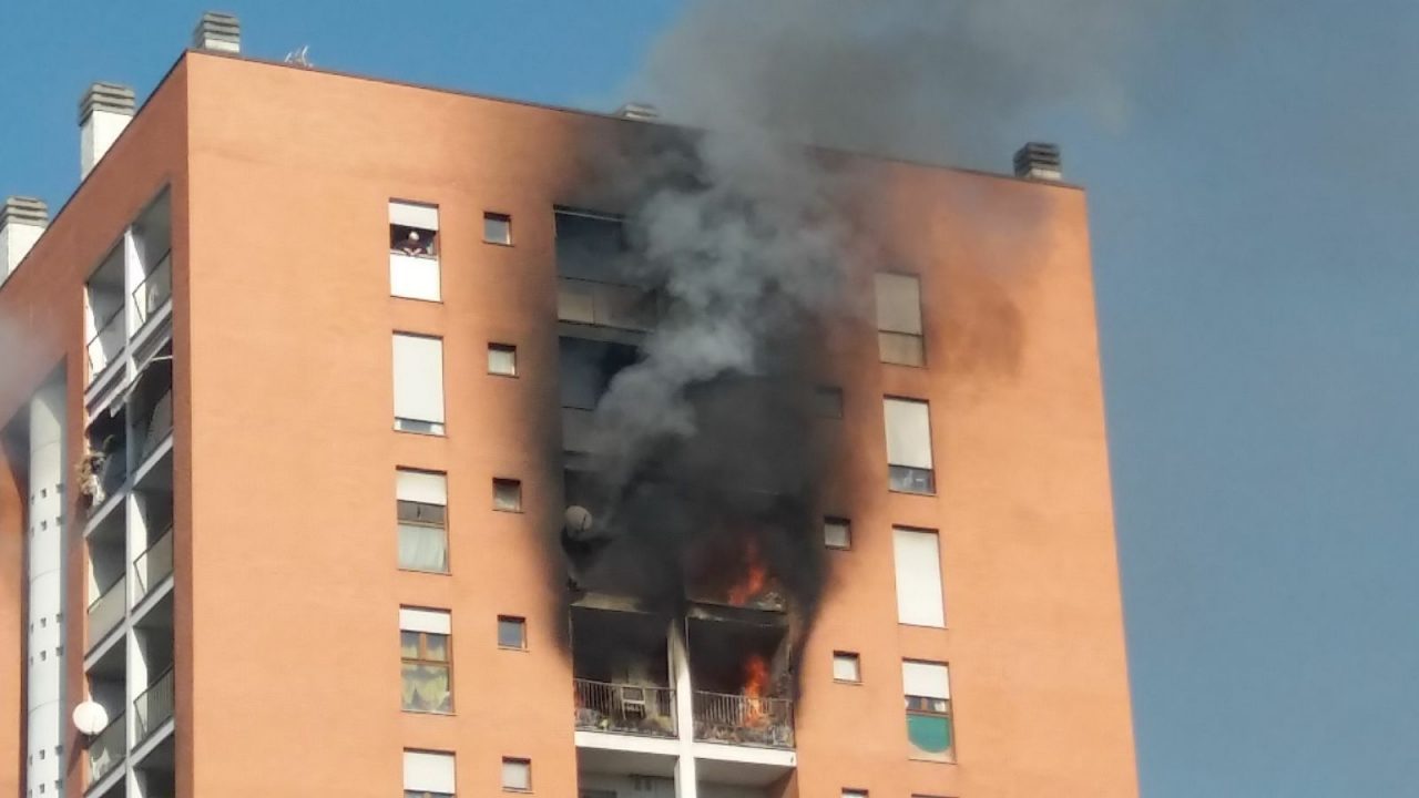 Morto 13enne intossicato nell’incendio di casa a Milano