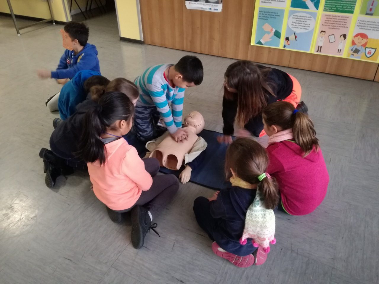 Primo soccorso Ragazzi III A primaria via King a lezione da volontari Avis Cologno Monzese
