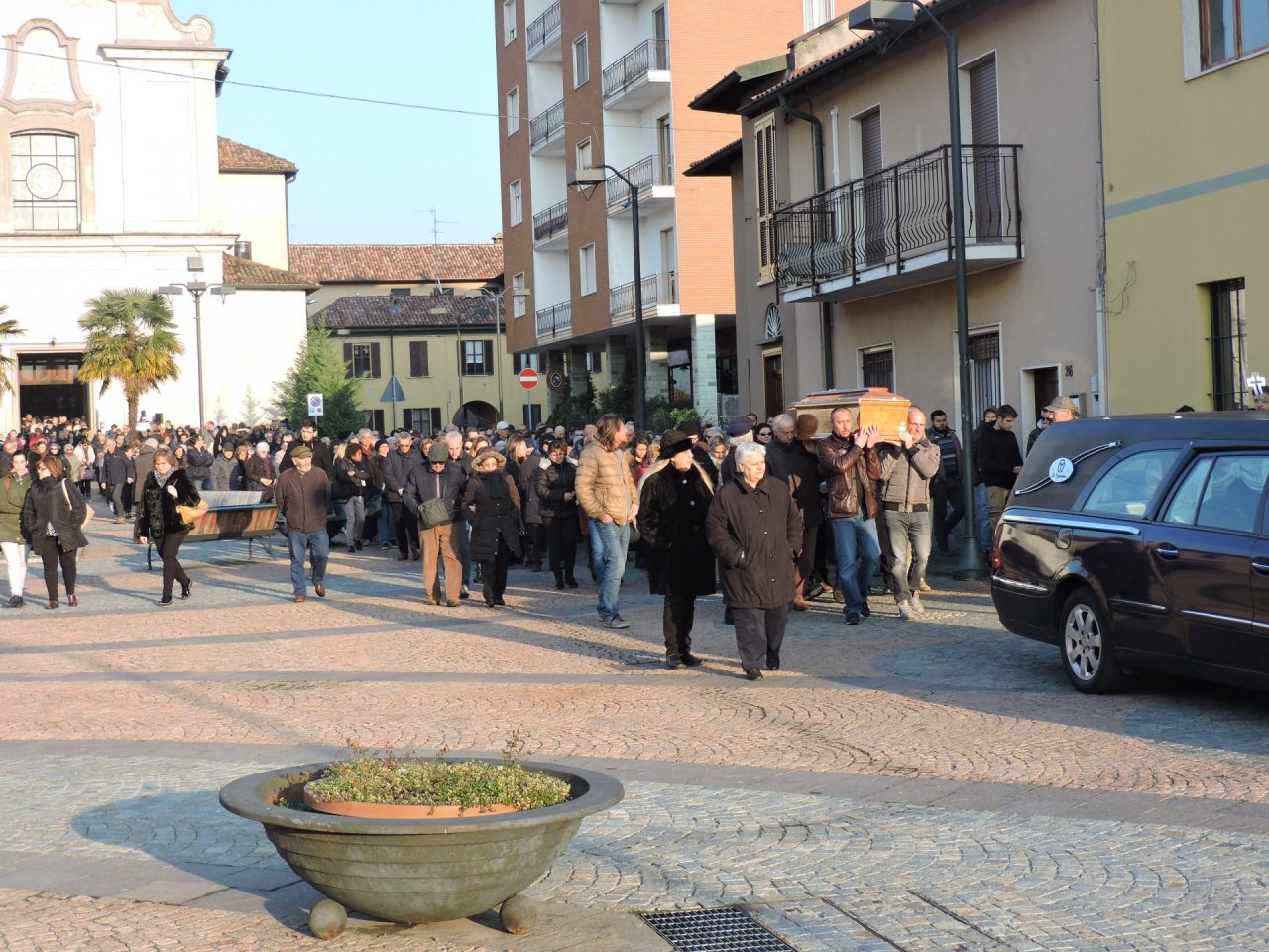 Corteo funebre e lacrime per dire addio all’amato don