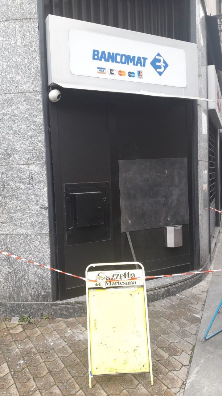 Bancomat saltato in aria a Cologno Monzese