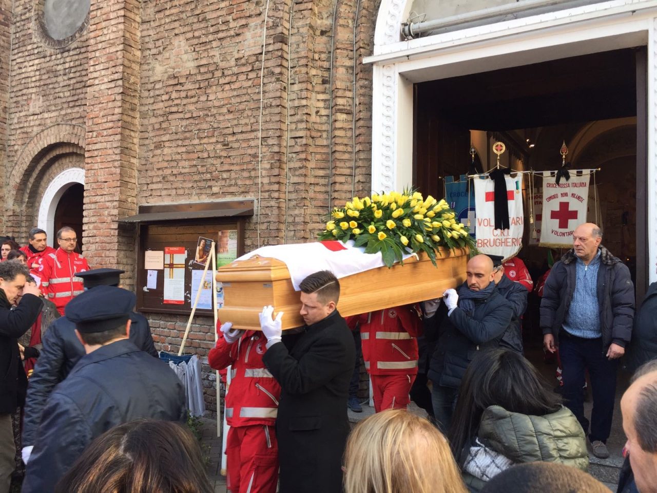 L’ultimo saluto ad Alessio Messina con le note degli Articolo 31