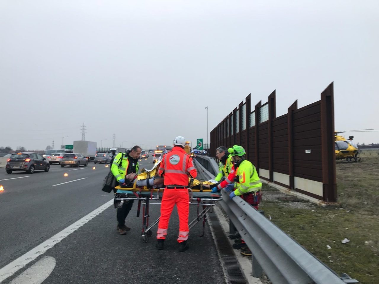 Tir contro autobus sulla A4 vicino a Cambiago VIDEO