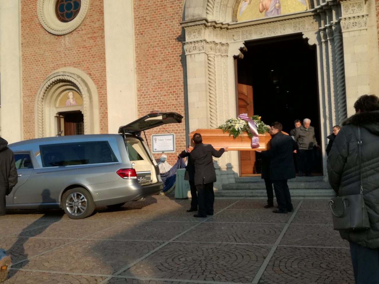 In centinaia per dare l’ultimo saluto a Valerio