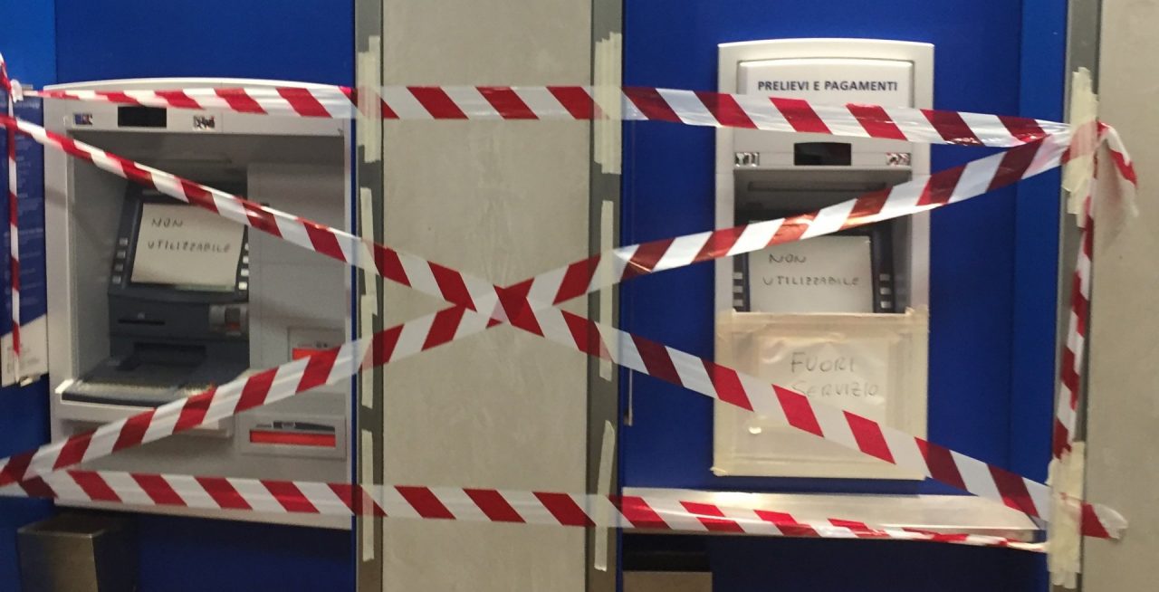 Ladri assaltano bancomat ma non riescono a rubare