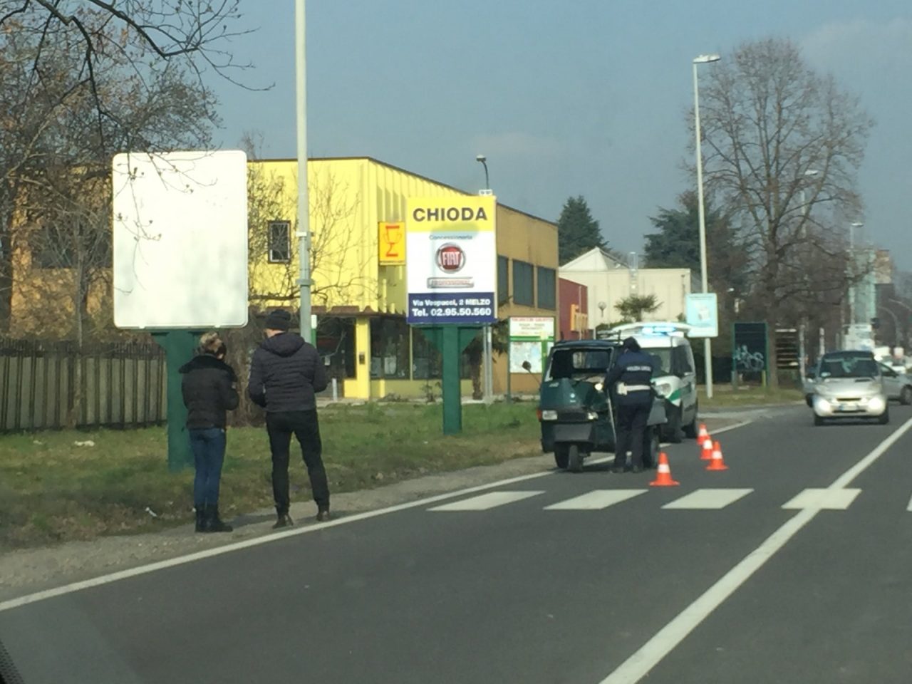 Scontro tra auto e apecar: detriti in strada FOTO