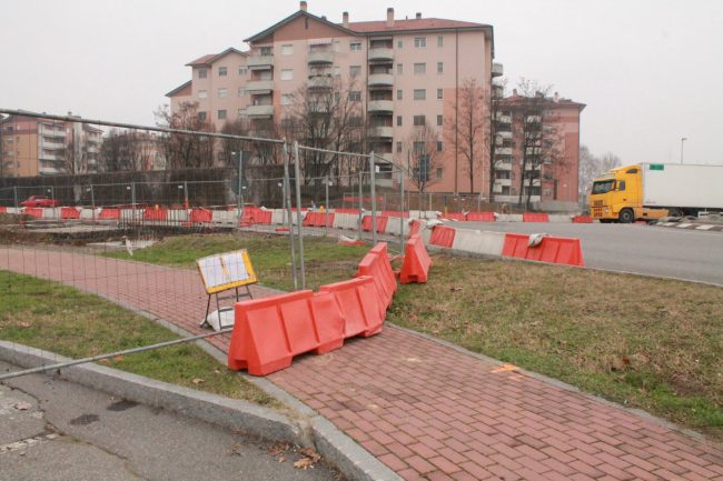 Ponte pedonale sulla Cerca troppo basso, installazione rimandata a data da destinarsi