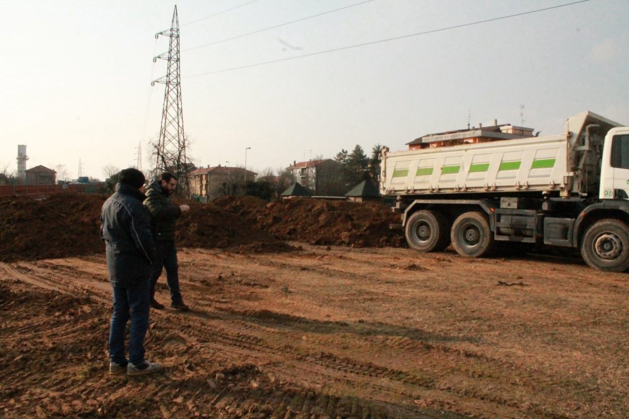 Seggiano si fa bella camion al lavoro per rifare l’ingresso