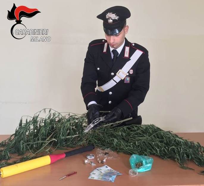 Pugnale, droga e merce rubata: arrestato