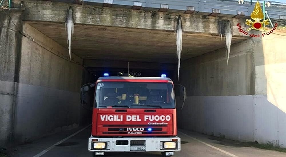 Stalattiti di ghiaccio nel sottopasso Anas chiude la SS9