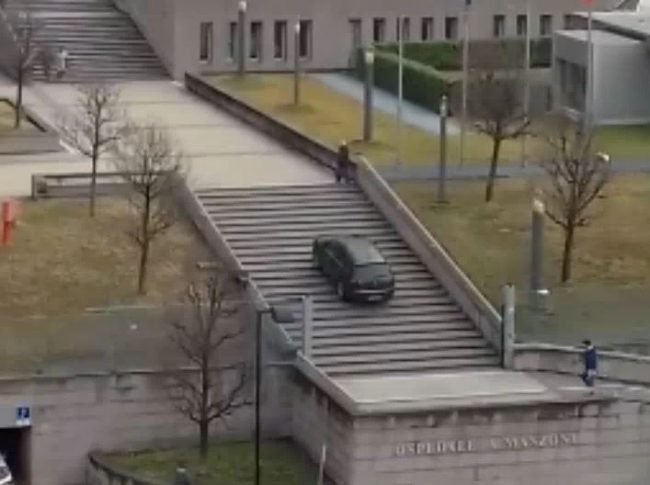 Sale con l’auto le scale dell’ospedale: ecco cosa può essere successo VIDEO