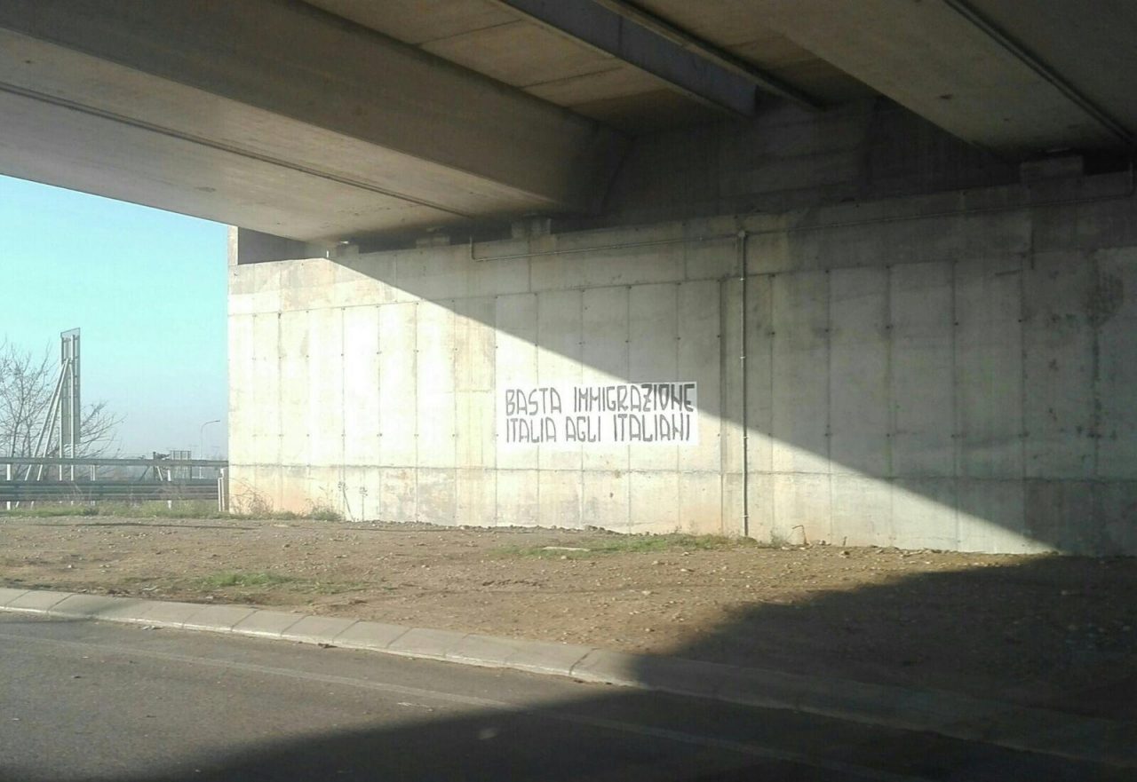 Affissioni abusive a Pioltello: è guerra aperta all’ultimo manifesto