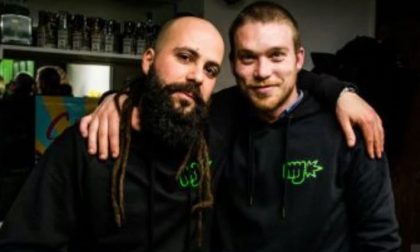 Due giovani scommettono sul business della cannabis light