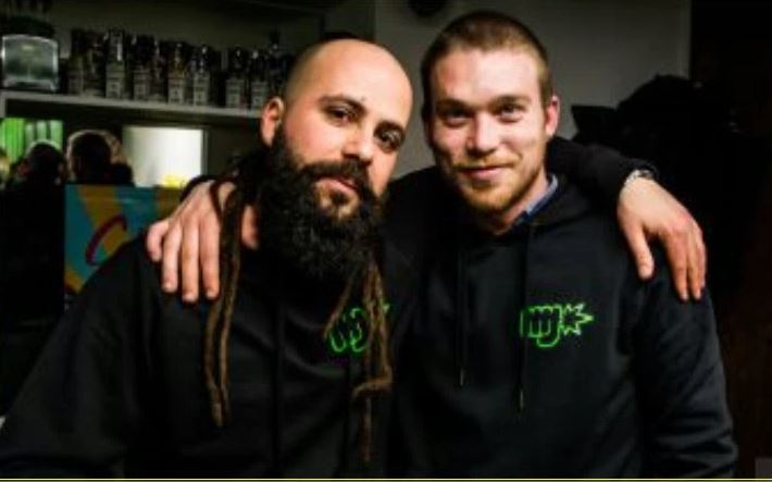 Due giovani scommettono sul business della cannabis light