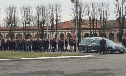 Folla commossa ai funerali di Ida Milanesi vittima del disastro ferroviario di Pioltello
