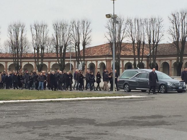 Folla commossa ai funerali di Ida Milanesi vittima del disastro ferroviario di Pioltello