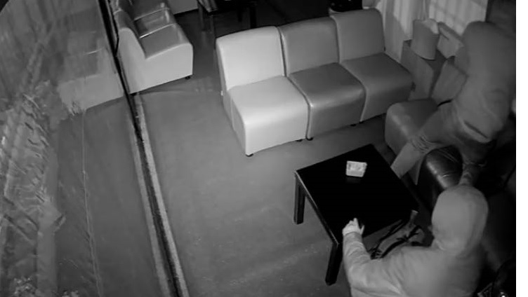 Furto al bar: ladri filmati dalle telecamere