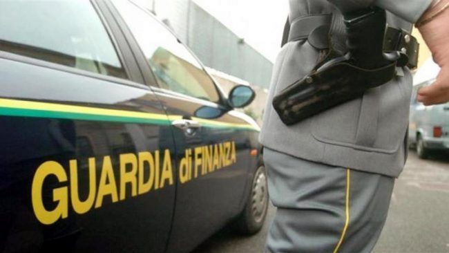 Champagne dall’Italia alla Francia, scoperto un giro di fatture false da far “ubriacare”