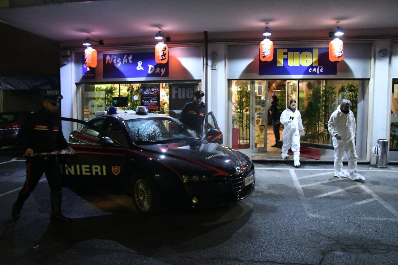 Sparatoria a Segrate dopo una rapina al ristorante FOTO