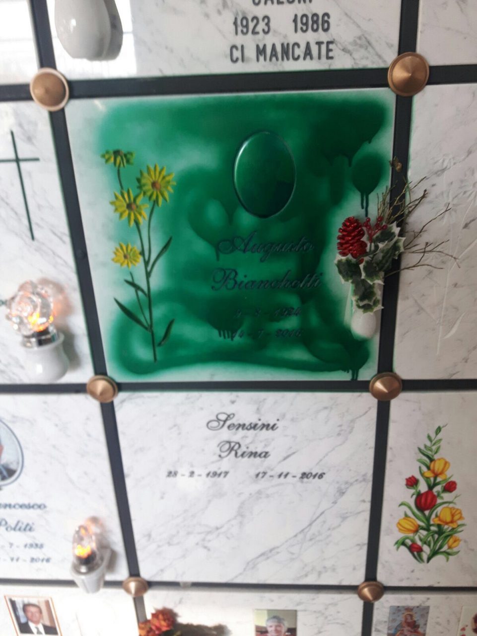 Lapidi imbrattate con la vernice al cimitero di Melzo
