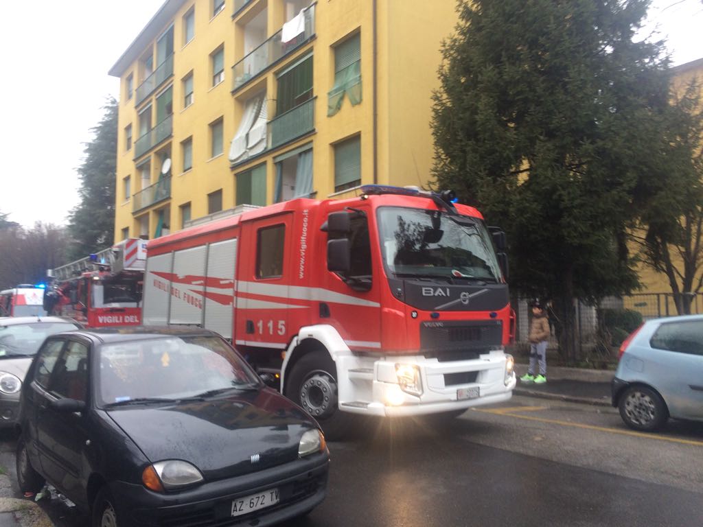Scoppia incendio sul balcone: paura per una donna in casa