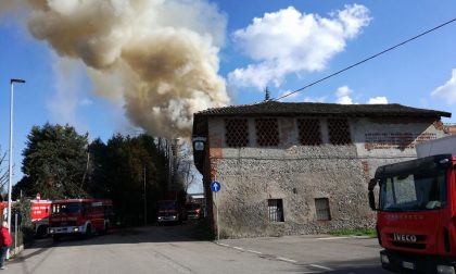 Incendio Rivolta, fiamme al ristorante "I Santi" FOTO VIDEO