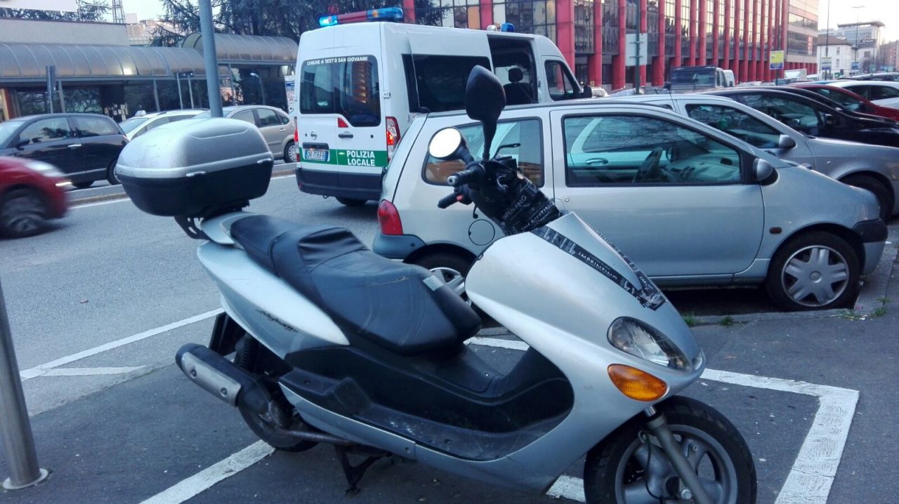 Scooter scivola sull’asfalto e investe pedone: due feriti