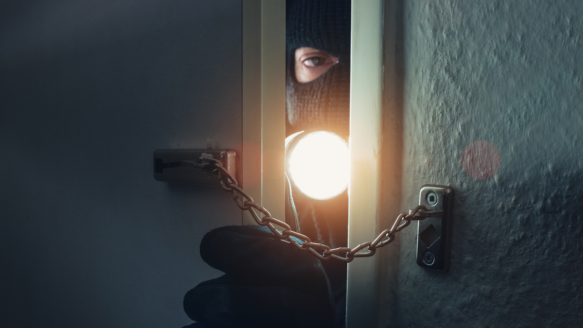 Rubati i pc a scuola, i genitori organizzano una raccolta fondi per ricomprarli