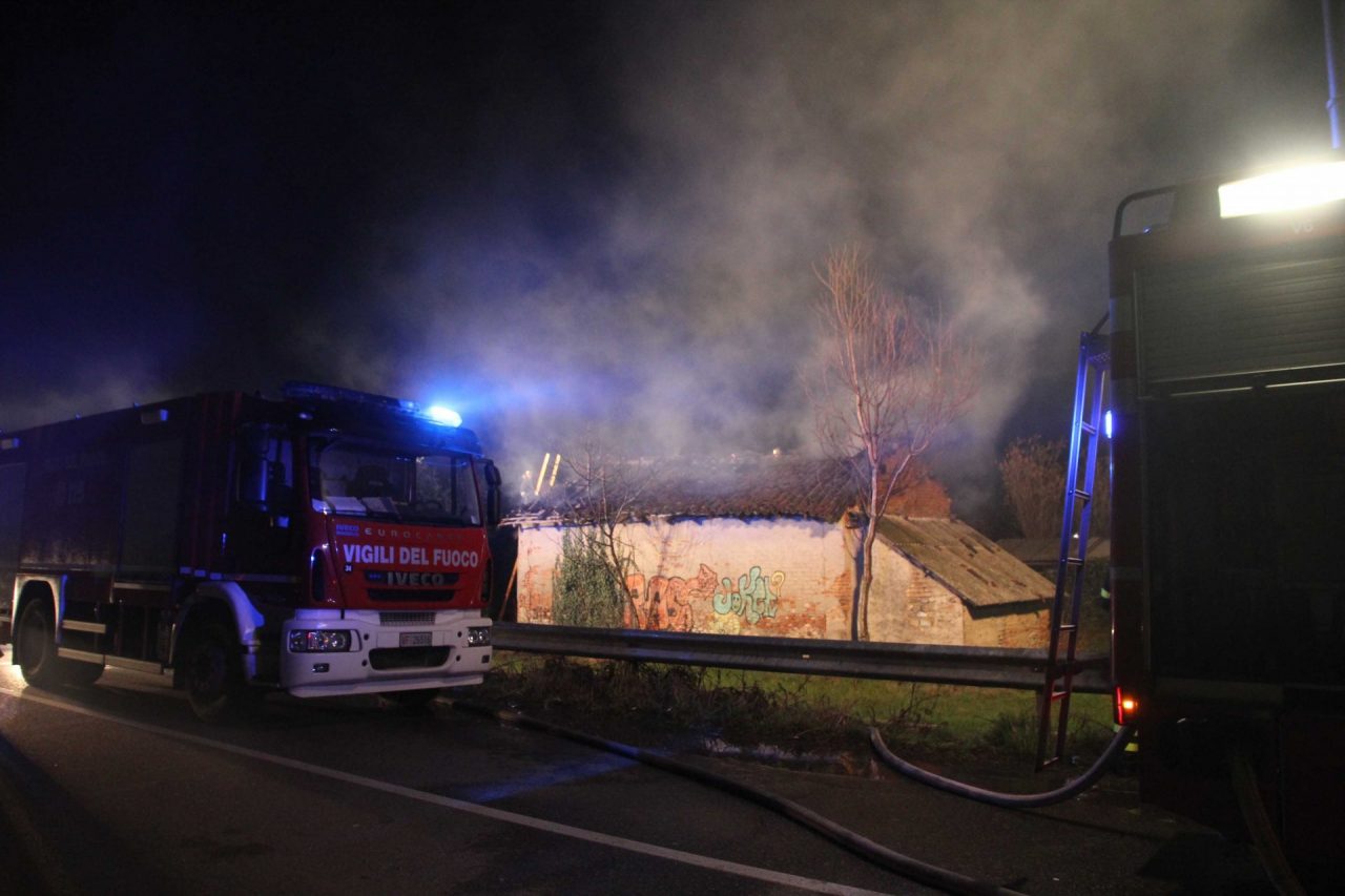 Incendio a Pessano in un casolare occupato abusivamente FOTO