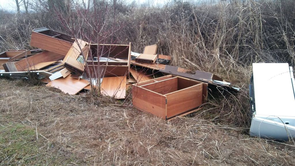 Abbandono rifiuti, fototrappole per incastrare chi sporca