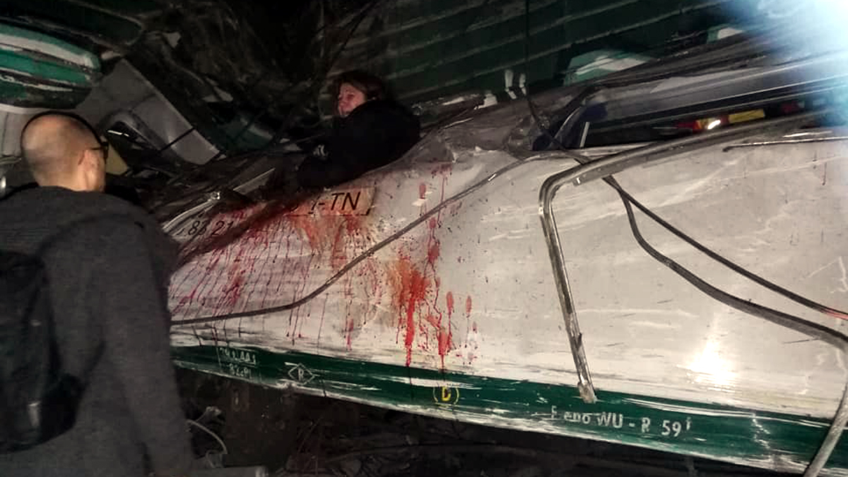 Treno deragliato Pioltello nuove immagini esclusive: “Ero su quella carrozza”