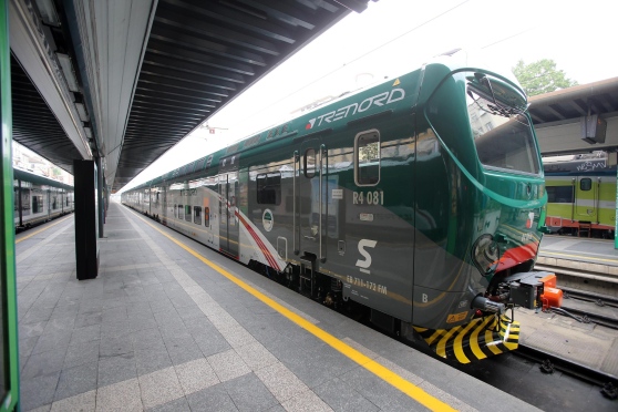 Sassi contro treno in corsa: due finestrini in frantumi