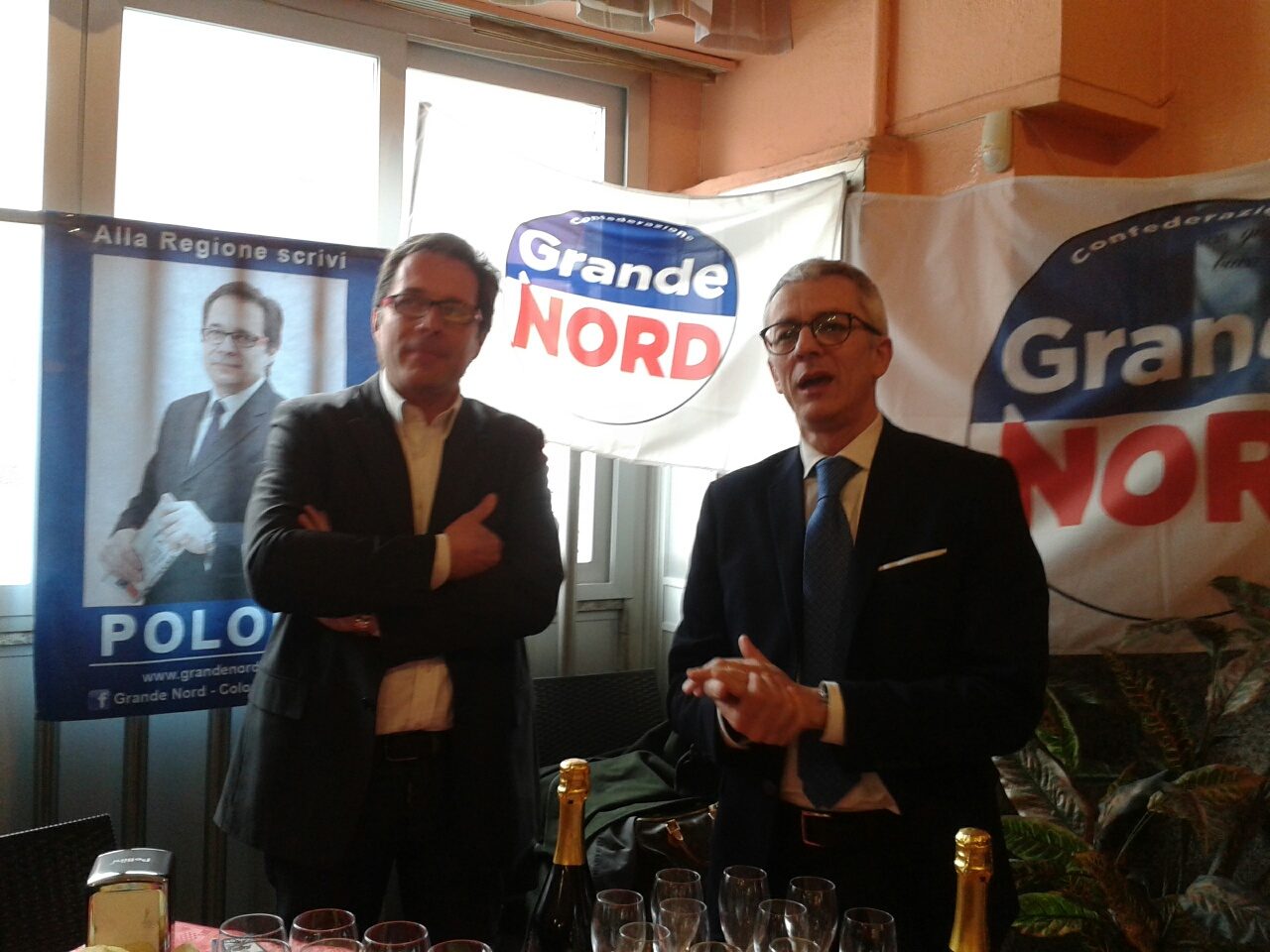 Grande Nord visita di Giulio Arrighini (a destra) a San Maurizio al Lambro di Cologno Monzese per concludere la campagna elettorale. Il candidato alla presidenza della regione stringe la mano a Marco Poloni