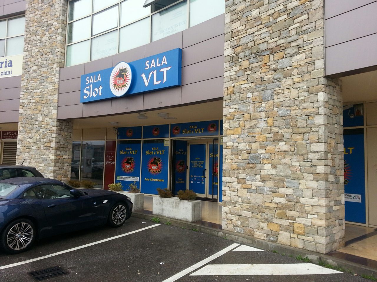 Pistola in pugno entra in una sala slot e se ne va senza rubare