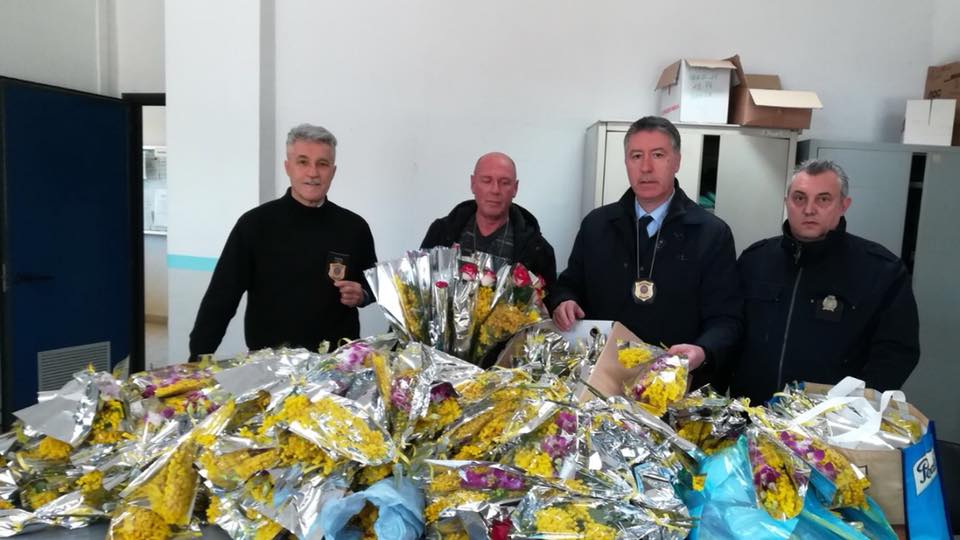 Polizia locale a caccia di venditori abusivi di mimose
