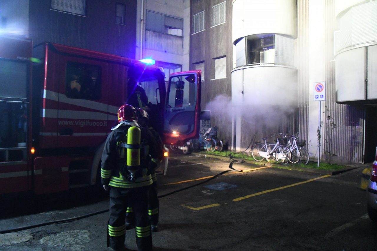 Incendio in un palazzo sedici famiglie evacuate FOTO