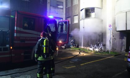 Incendio in un palazzo sedici famiglie evacuate FOTO