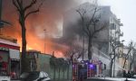 Incendio a Cologno: i pompieri cercano di salvare le case dalle fiamme VIDEO