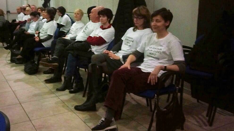 Protesta dipendenti del Comune di Fara: in assemblea con una maglia che inneggia alla sentenza