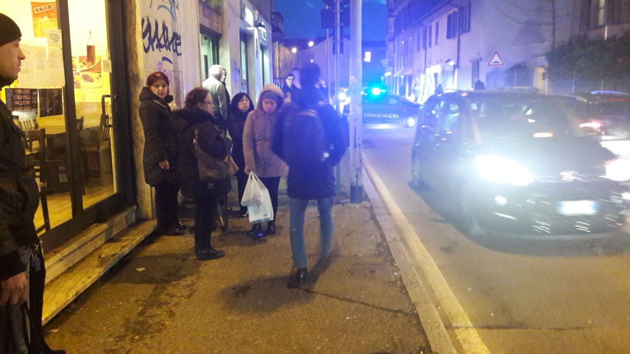 Pestato in strada a Cologno Monzese ferito un giovane
