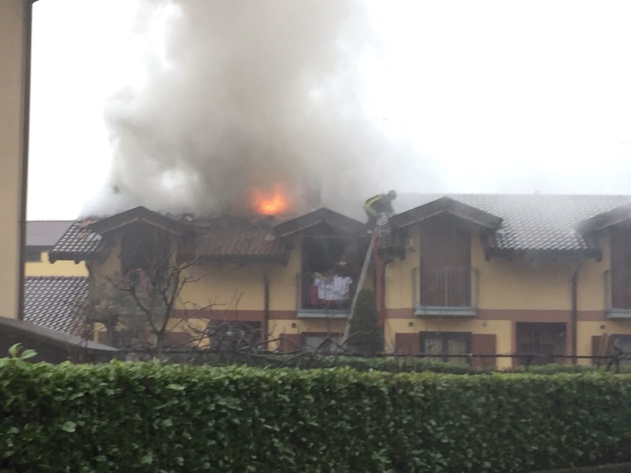 Incendio su un tetto a Trezzano Rosa FOTO
