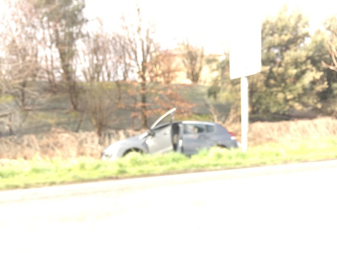 Auto nel fosso sulla Pobbiano-Cavenago