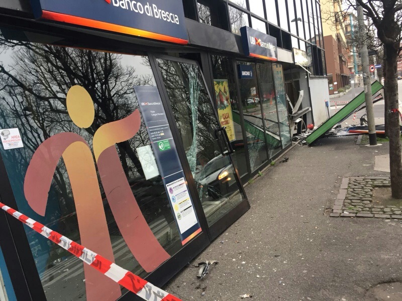 Esplosione alla banca di Cologno Monzese