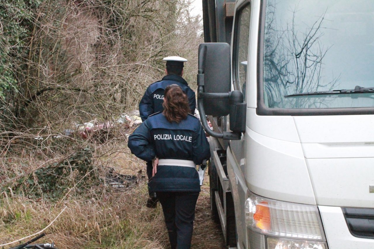Discarica abusiva nei campi beccati i proprietari dei rifiuti